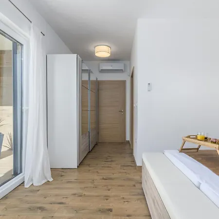Modern Ol&ju For 9 Persons In Only 1.5 Km From The With Pool Heating Pola