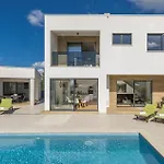 Villa Modern Ol&ju For 9 Persons In Only 1.5 Km From The With Pool Heating Pula
