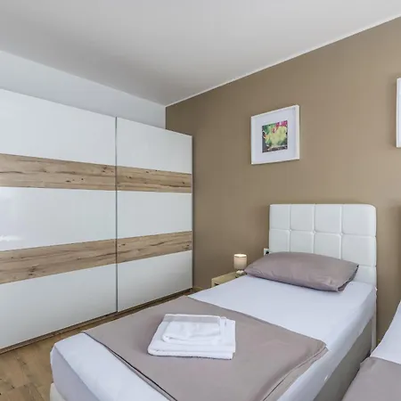 Vila Modern Ol&ju For 9 Persons In Only 1.5 Km From The With Pool Heating *