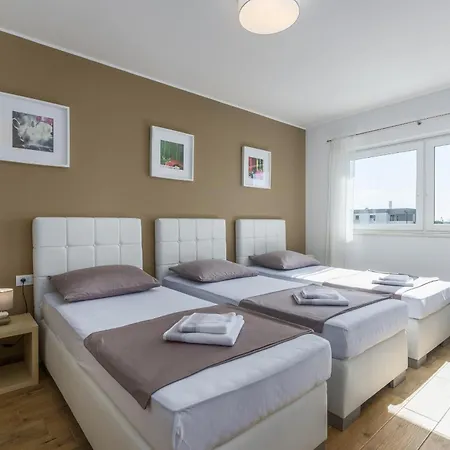 Vila Modern Ol&ju For 9 Persons In Only 1.5 Km From The With Pool Heating Pula