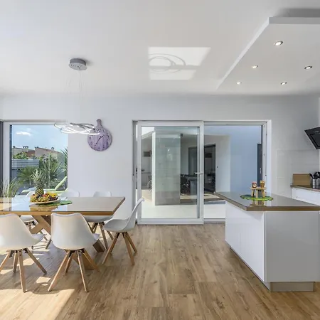 Vila Modern Ol&ju For 9 Persons In Only 1.5 Km From The With Pool Heating