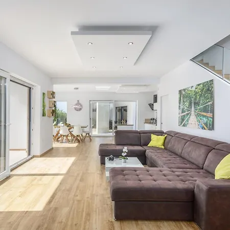 Modern Ol&ju For 9 Persons In Only 1.5 Km From The With Pool Heating Vila *