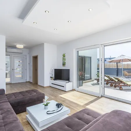 Vila Modern Ol&ju For 9 Persons In Only 1.5 Km From The With Pool Heating Pula