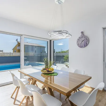 Vila Modern Ol&ju For 9 Persons In Only 1.5 Km From The With Pool Heating