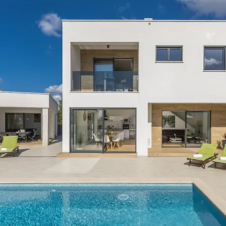 Vila Modern Ol&ju For 9 Persons In Only 1.5 Km From The With Pool Heating Pula