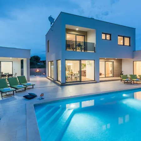 Vila Modern Ol&ju For 9 Persons In Only 1.5 Km From The With Pool Heating