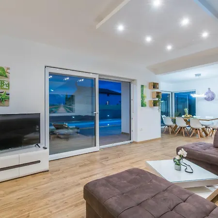 Modern Ol&ju For 9 Persons In Only 1.5 Km From The With Pool Heating * Pula